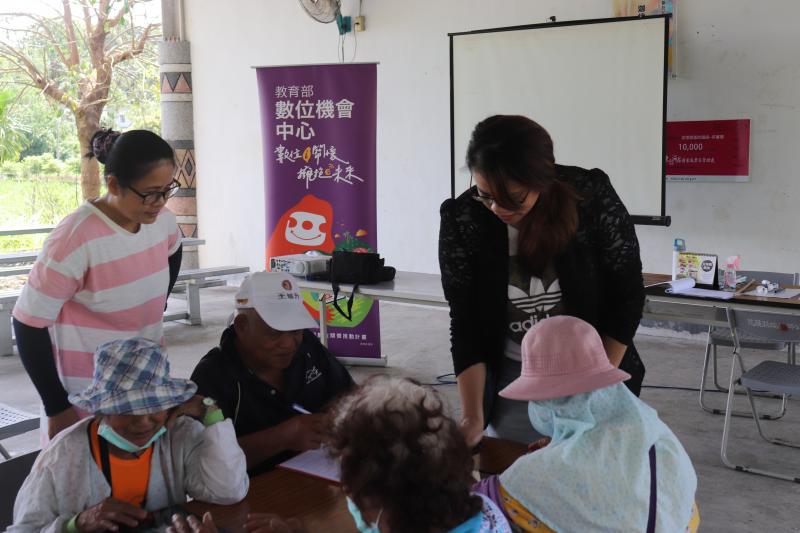 講師介紹長輩圖實用APP的使用方法。