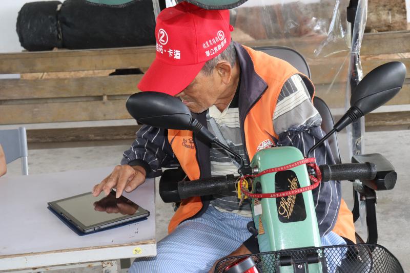 長者認真的學習APP操作技巧！