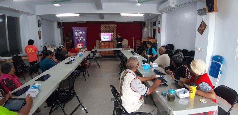 講師介紹開機、照相、錄影功能。