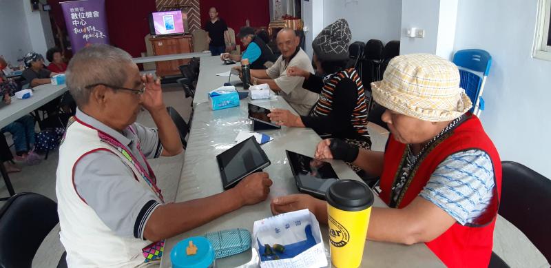 長者認真的學習開機、照相、錄影功能操作技巧！