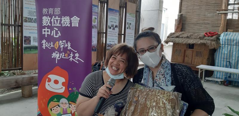 講師與學員領獎品合照