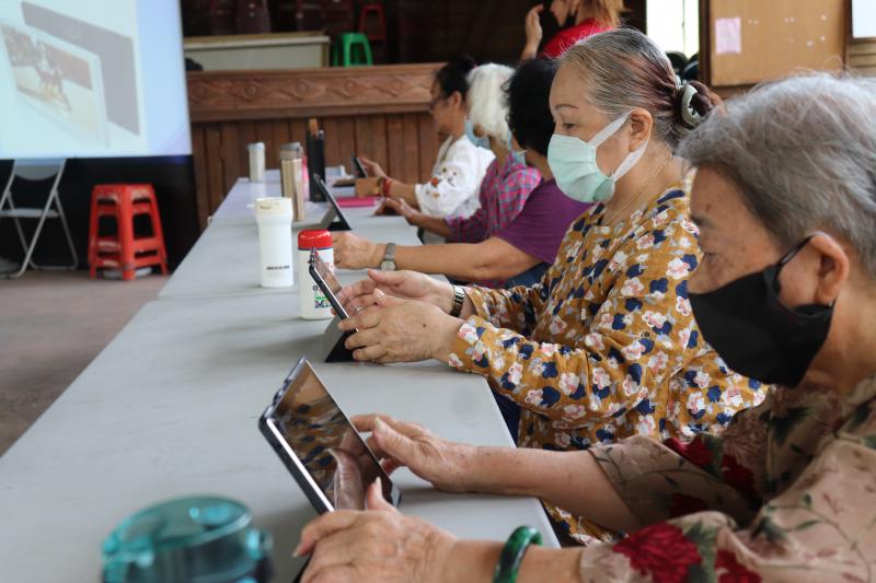 長者認真的學習平板APP操作技巧！