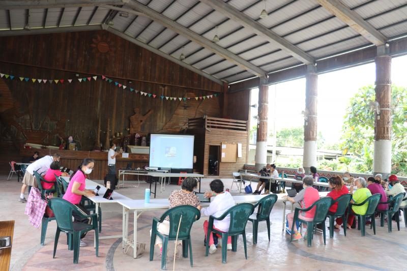 學員在體驗實際操系統及全體上課情形！