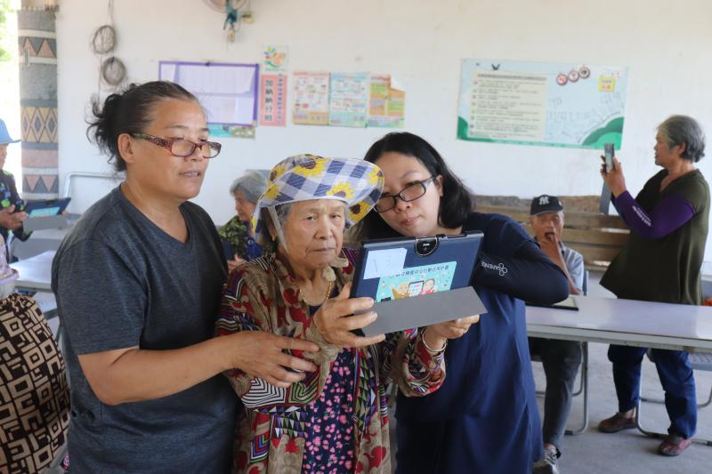 講師教導長者，進行360度環境操作技巧！