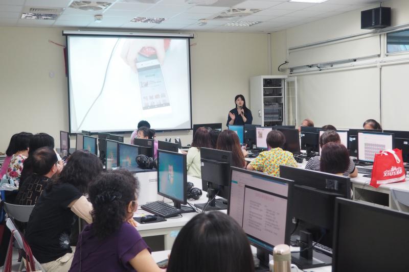 老師認真講課，學員們認真聽課