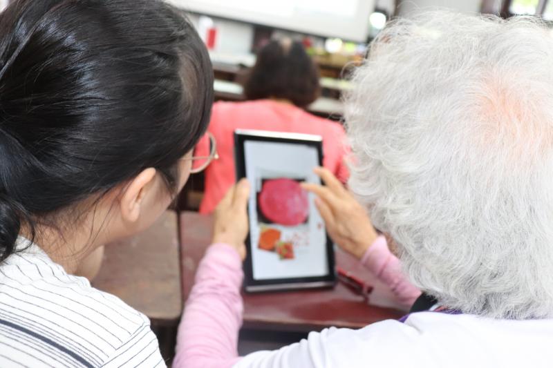 阿嫲用平板繪製食物轉為數字畫