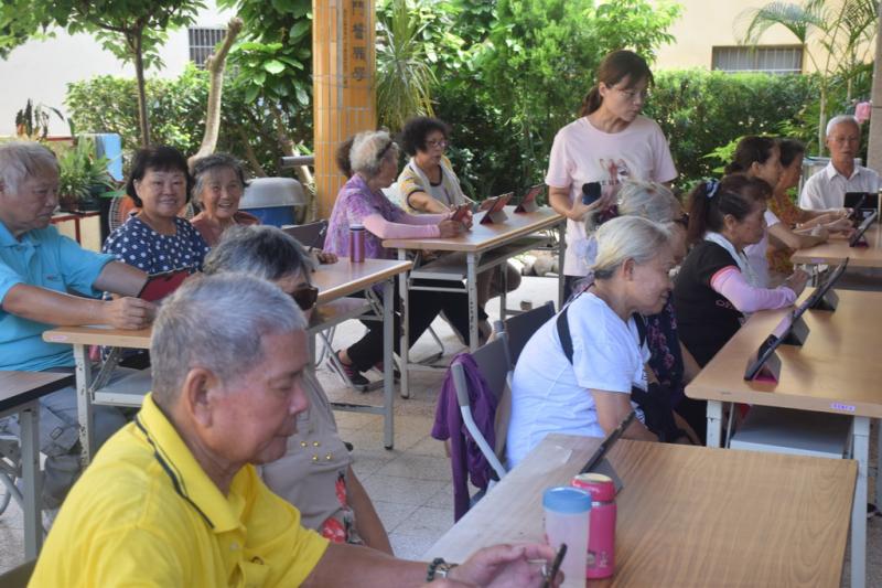 學員練習老師講授的課程內容。