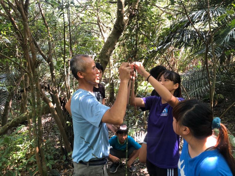 講師示範如何製作狩獵器具