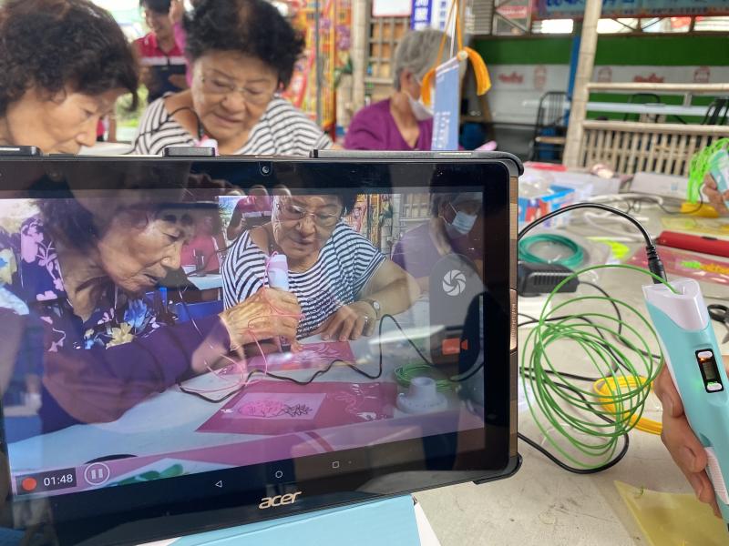 長輩們體驗3D列印筆--學著學著就上手了