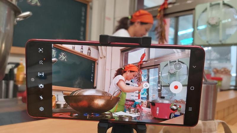 講師一步步教導客家美食製作的訣竅。