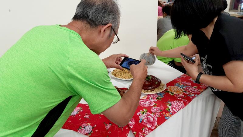 學員取好角度，拍下美味的美食照。