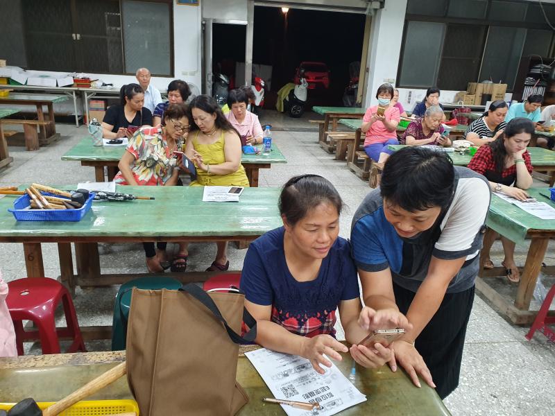 老師在旁教學員如何在美圖秀秀中人像美容美妆修飾五官.