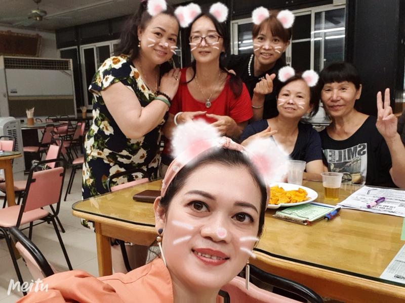 新住民學員們自拍萌拍照片，大家學習自拍玩得很開心.