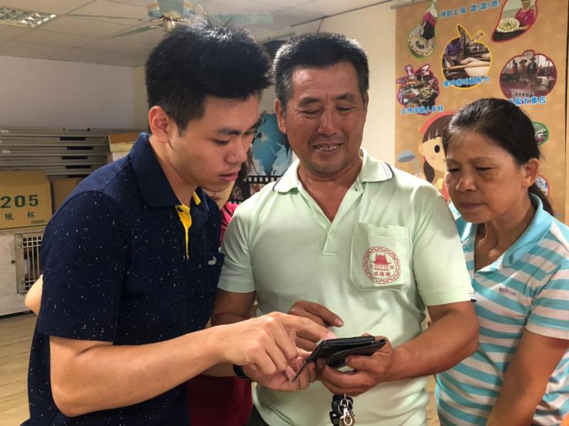 講師示範操作智慧型手機