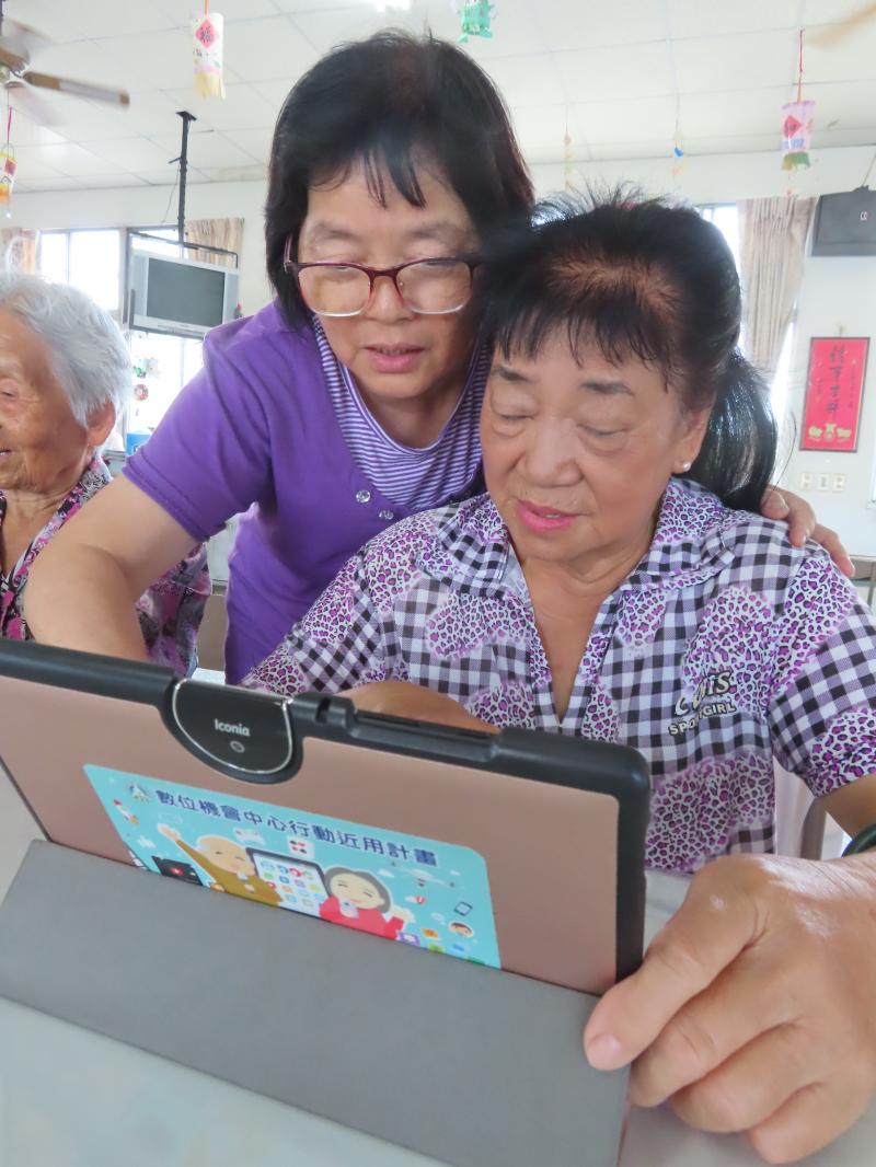 原來學習平板,資訊走入生活,並不困難.感謝小鳳一路走來,相伴如常.付出就是最大的快樂,小鳳如是說.