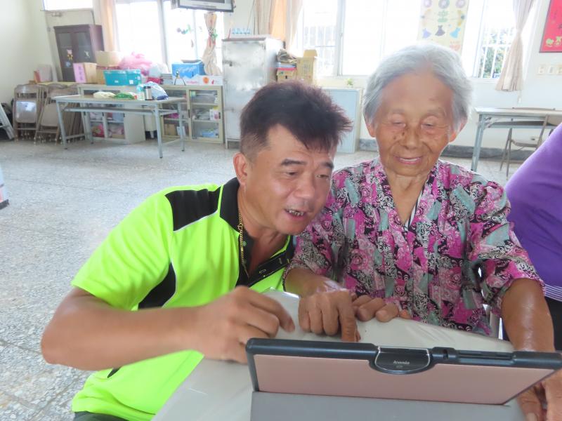 感謝三和社區發展協會理事長簡世育用心規畫課程,從基礎開始教起,拉近銀髮族與世界的距離,紮根偏鄉,造福社區.