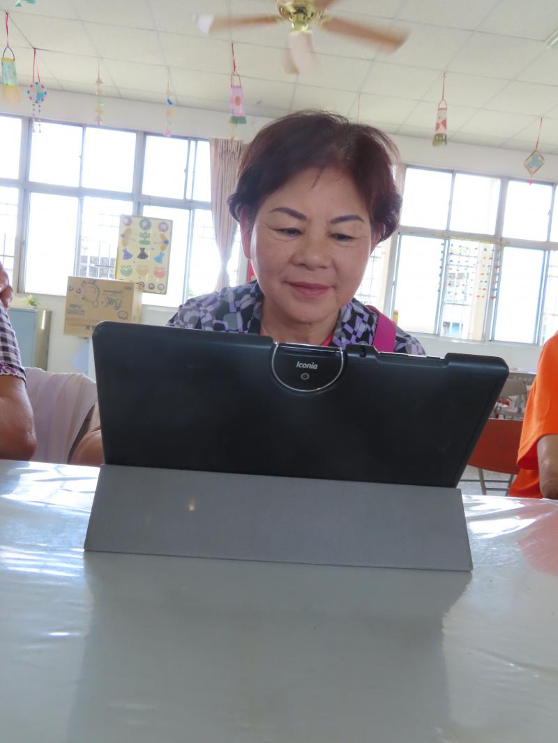 大林數位機會中心是大林人最美的資源,不僅提供設備還有教學活動,在社區人士共同幫忙下,一群銀髮族樂在學習!
