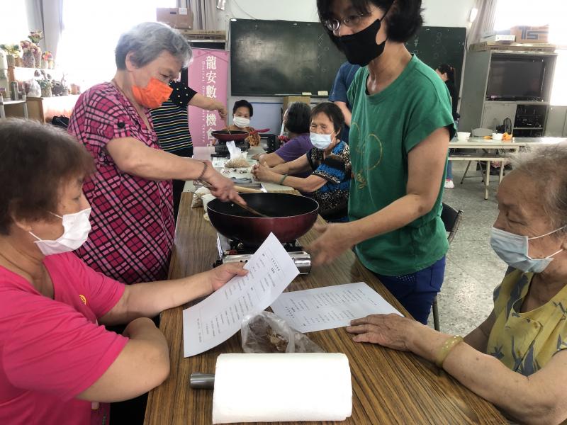 長者學員們製作桂圓軟糖