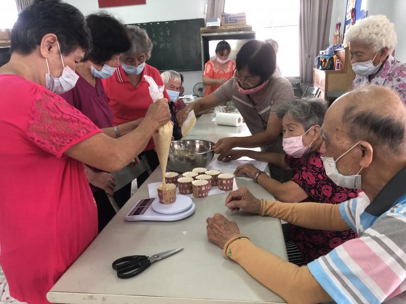 長者學員們製作香蕉磅蛋糕