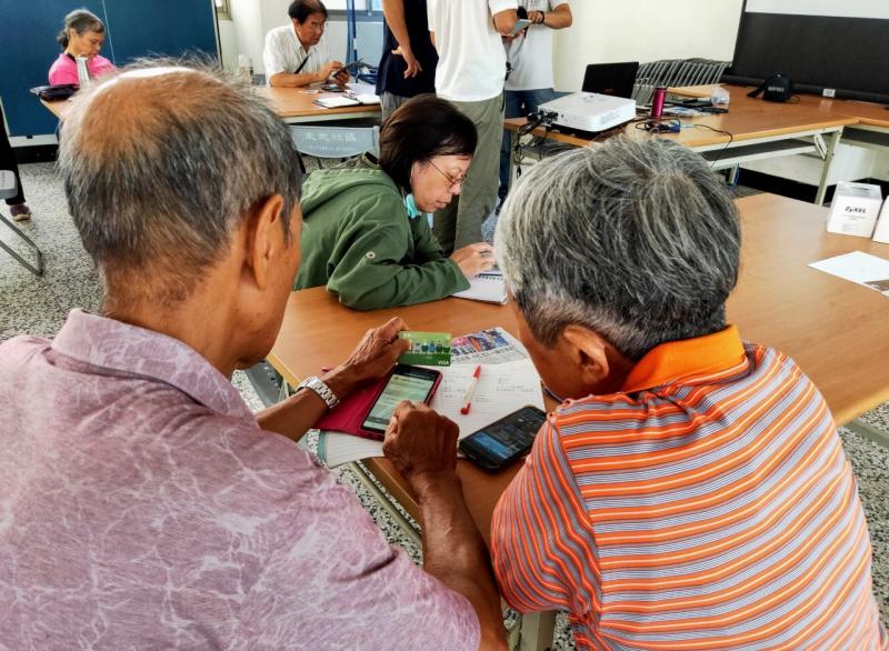 現場教導學員如何申辦行動支付