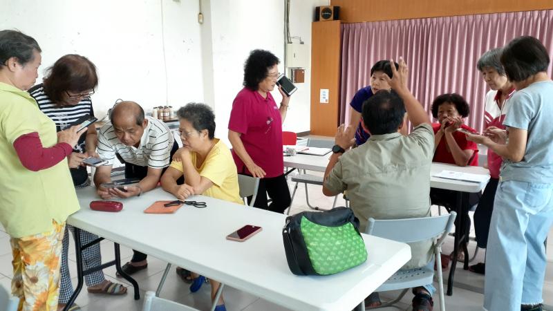 學員們互相研究，把老師所教的每個動作重反複再操作。