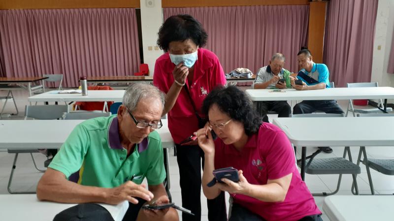 學員們有問題互相討論，很認真的學習