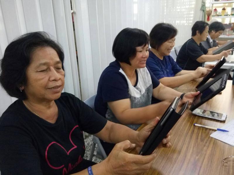 來自泰國的班尼參加了這一次的平板學習，課程中學習美工他跟老公的照片，玩得不亦樂乎。