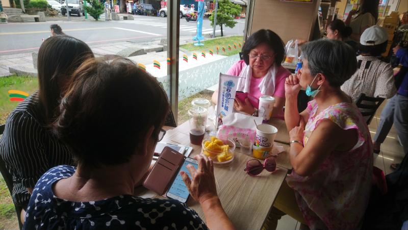 田老師為了讓大家使用更實際，帶學員到鄰近的7-11實際超做行動支付APP課程。