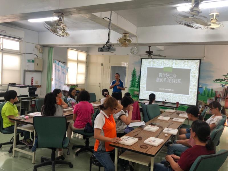 講師介紹多肉植物特性及照顧方法