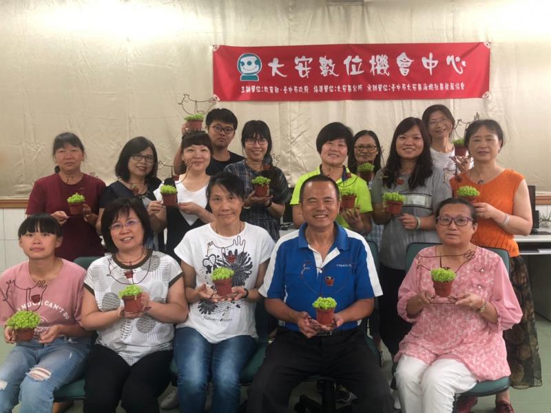 學員展示多肉植物放置架成品