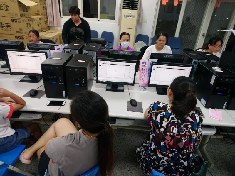 姊妹們一來學電腦