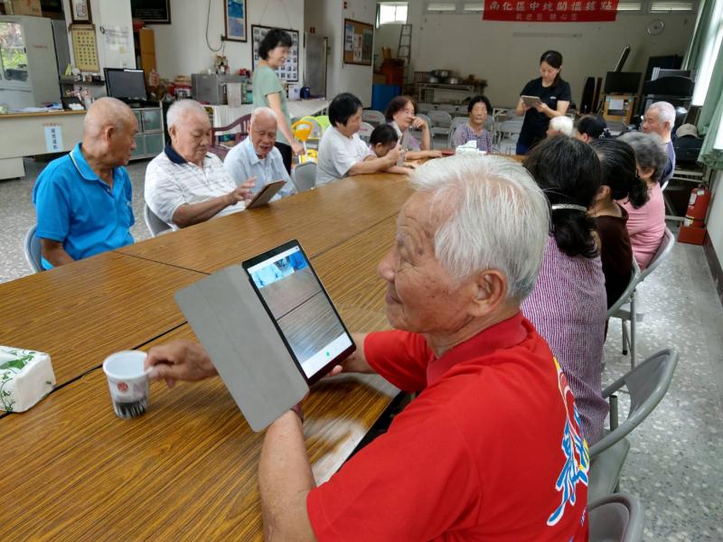 社區熱心志工一起來協助教學