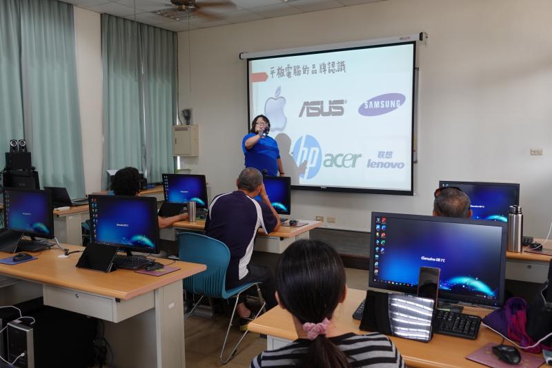 老師教學員們認識平板電腦品牌