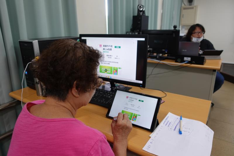 老師教學員如何申請信箱，及如何查詢政府網路服務。