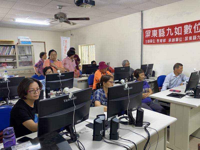 課堂中，後排學員不定時起身，觀看講師的範例拍攝。