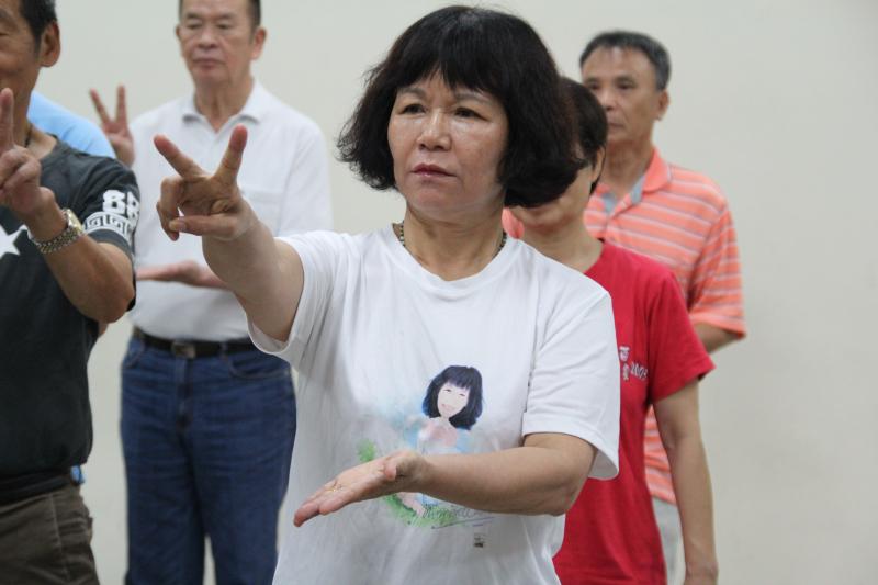 學員在聽力師的帶領下練習健耳操。