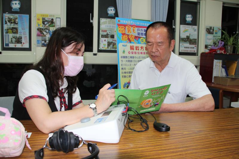 聽力檢測，聽力師針對各項數據進行講解。