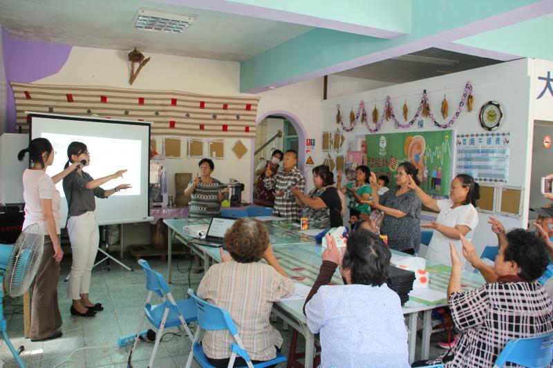 聽力師帶領學員練習耳朵健康操。