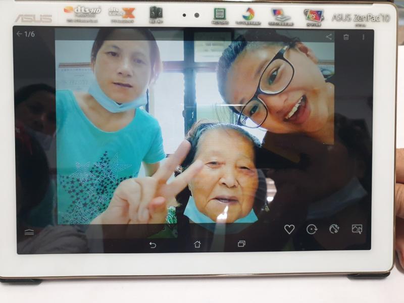 阿嬤也很愛玩自拍