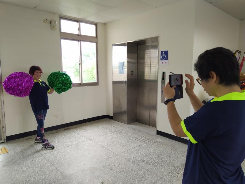 學員們練習拍出好照片，兩個人一組互相練習拍照