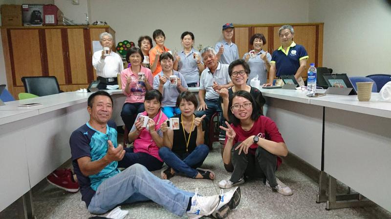 學員於課程結束後拍照合影