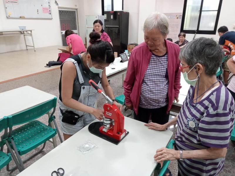 趕快來排隊，讓老師幫我完成最後一個步驟囉!