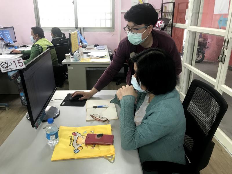 講師協助學員做excel操作練習