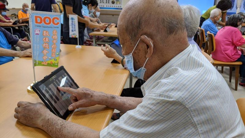 講師讓長者體驗利用APP下載樂器打擊的軟體,讓長者實際自己操作敲敲打打玩玩看、訓練大肌肉。