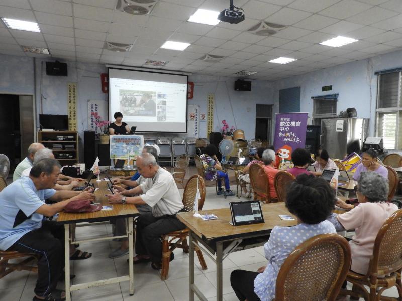 老師利用平板，教學員如何使用youtube，學員互相協助，認真練唱。