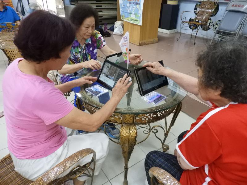 因為阿公阿嬤們平常很少用平板，教他們如何善用YouTube影片學習，學會歌曲運用平板課程中！