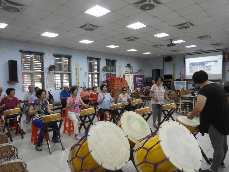 藉由剛剛數位教學中的youtube,學會兩首歌曲，加入在地人學得太鼓，練出一首歌曲，進行演出，老師從旁提點哪邊有問題，一直練習到完成一首歌曲。