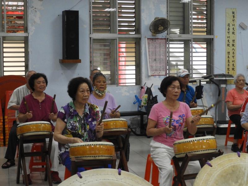 阿公阿嬤認真練習搭配音樂，打太鼓的模樣，實在太可愛了!