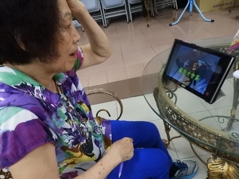 藉由平板學習youtube，裡面的歌曲愛拚才會贏和望春風。