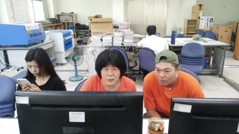 學員認真聽講師講解